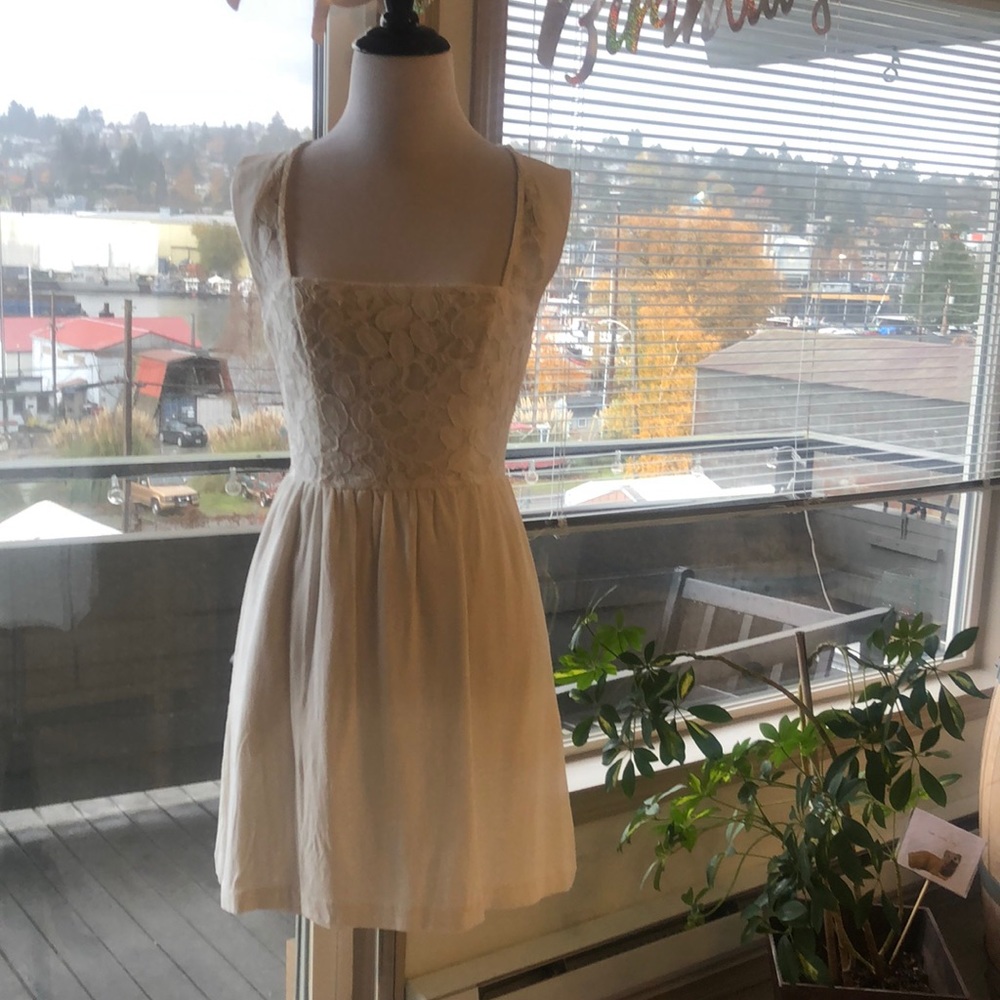 KIMCHI BLUE, size 0 cream dress with lace detail.